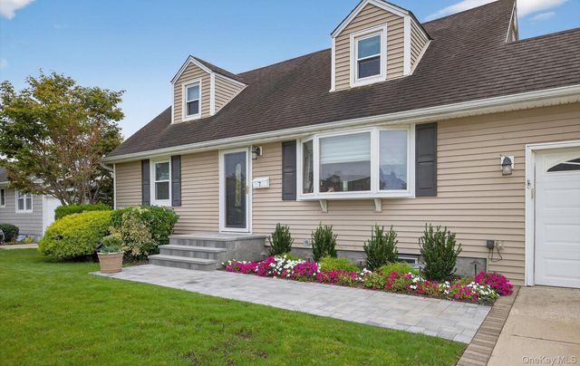 7 Greenbriar Lane, Hicksville, NY 11801