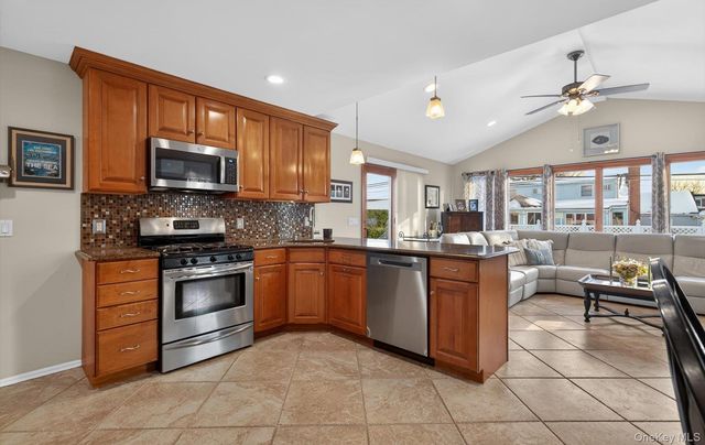 7 Greenbriar Lane, Hicksville, NY 11801