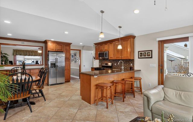 7 Greenbriar Lane, Hicksville, NY 11801