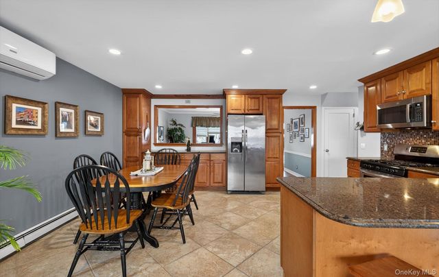 7 Greenbriar Lane, Hicksville, NY 11801