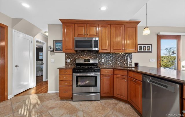 7 Greenbriar Lane, Hicksville, NY 11801