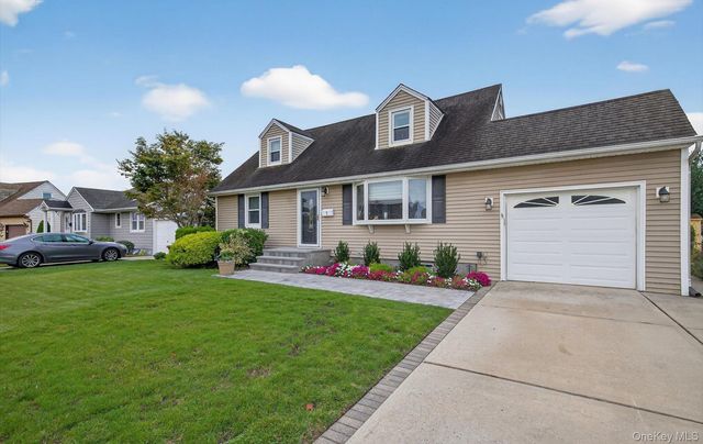 7 Greenbriar Lane, Hicksville, NY 11801