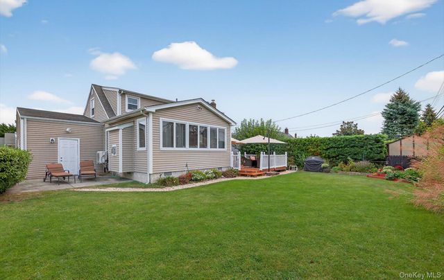 7 Greenbriar Lane, Hicksville, NY 11801