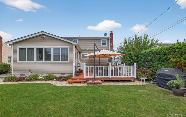 7 Greenbriar Lane, Hicksville, NY 11801