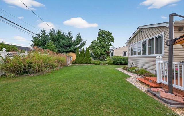7 Greenbriar Lane, Hicksville, NY 11801