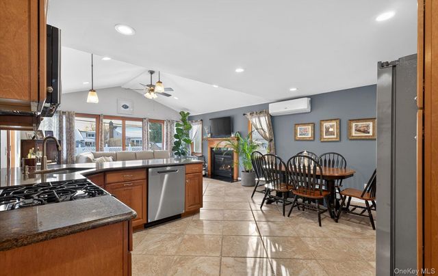 7 Greenbriar Lane, Hicksville, NY 11801