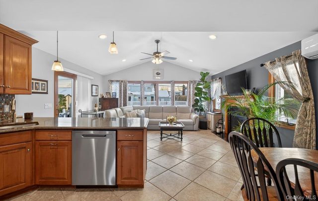 7 Greenbriar Lane, Hicksville, NY 11801
