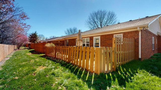520 Forest Glen Cir, Murfreesboro, TN 37128
