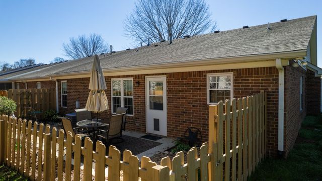 520 Forest Glen Cir, Murfreesboro, TN 37128