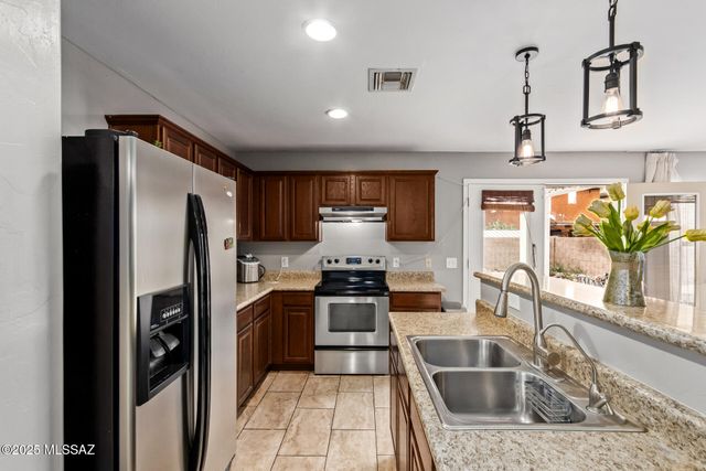 6939 S Blueeyes Drive, Tucson, AZ 85756