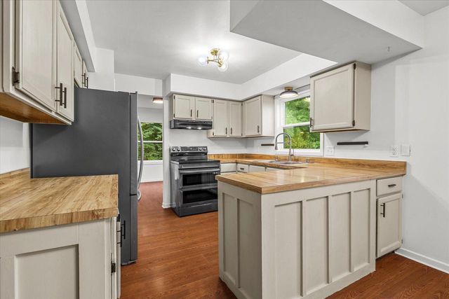 1013 Fairfield LANE, West Bend, WI 53090