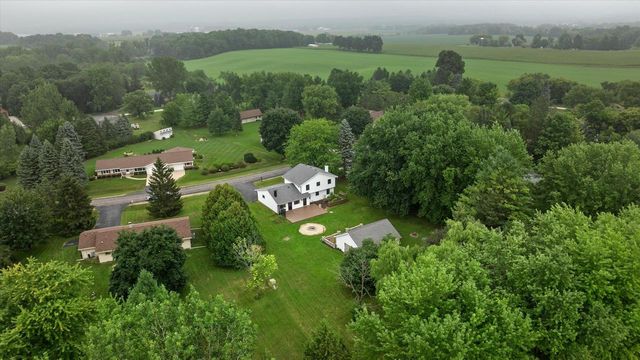 1013 Fairfield LANE, West Bend, WI 53090