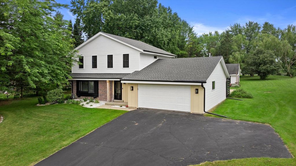 1013 Fairfield LANE, West Bend, WI 53090