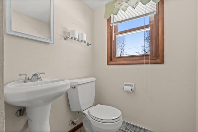 214 S Regis ROAD, Saukville, WI 53080