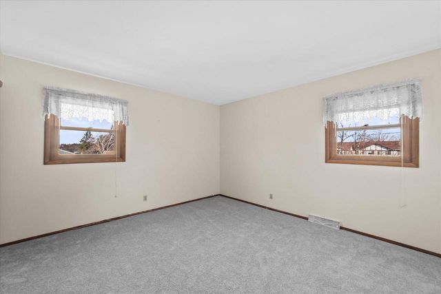 214 S Regis ROAD, Saukville, WI 53080