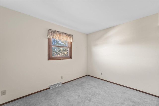 214 S Regis ROAD, Saukville, WI 53080