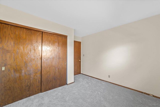 214 S Regis ROAD, Saukville, WI 53080