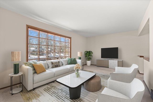 214 S Regis ROAD, Saukville, WI 53080