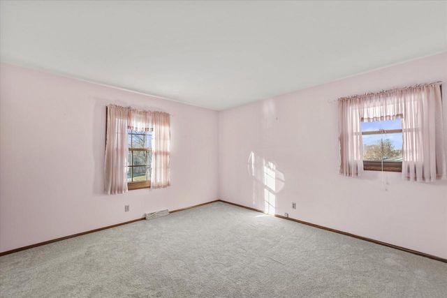 214 S Regis ROAD, Saukville, WI 53080