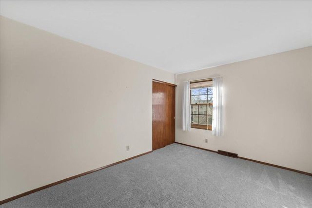 214 S Regis ROAD, Saukville, WI 53080