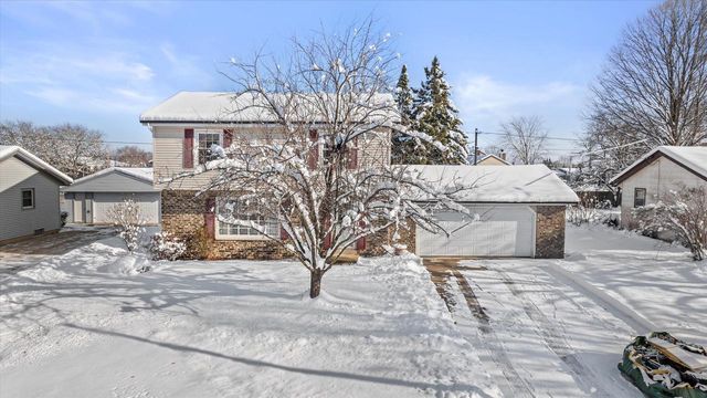 214 S Regis ROAD, Saukville, WI 53080