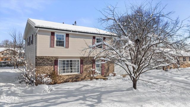 214 S Regis ROAD, Saukville, WI 53080