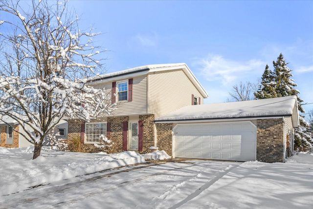 214 S Regis ROAD, Saukville, WI 53080