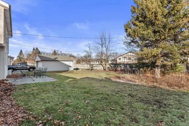 214 S Regis ROAD, Saukville, WI 53080