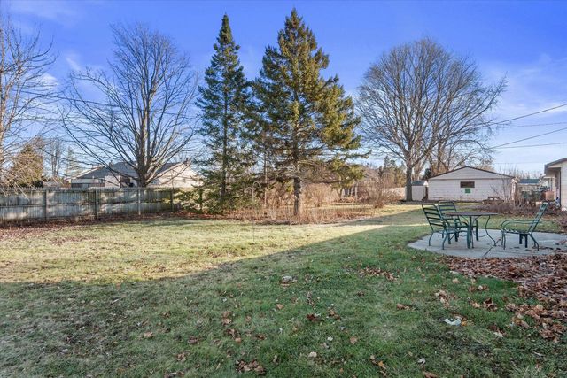 214 S Regis ROAD, Saukville, WI 53080