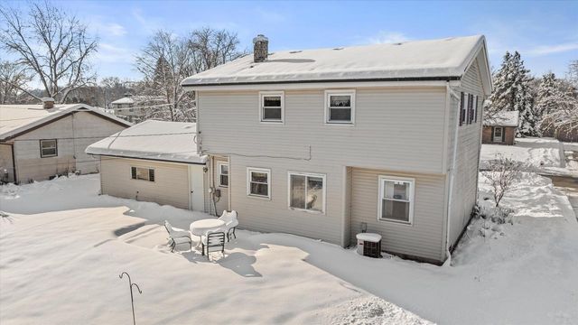 214 S Regis ROAD, Saukville, WI 53080