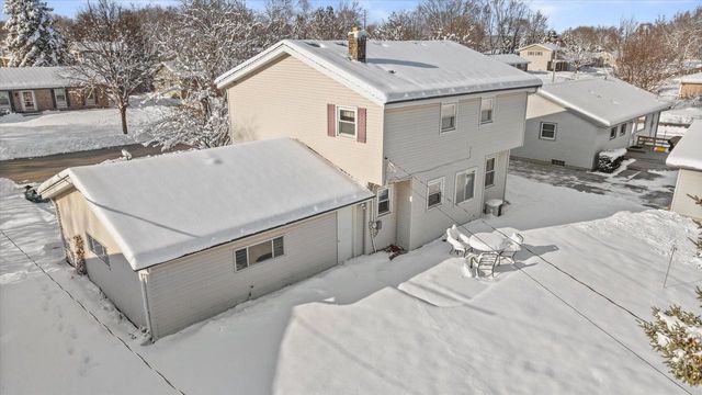 214 S Regis ROAD, Saukville, WI 53080