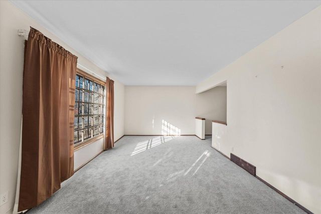 214 S Regis ROAD, Saukville, WI 53080