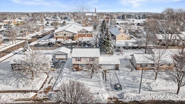 214 S Regis ROAD, Saukville, WI 53080