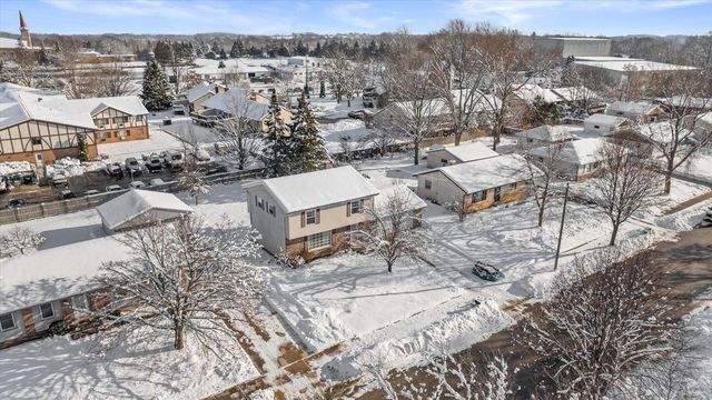 214 S Regis ROAD, Saukville, WI 53080