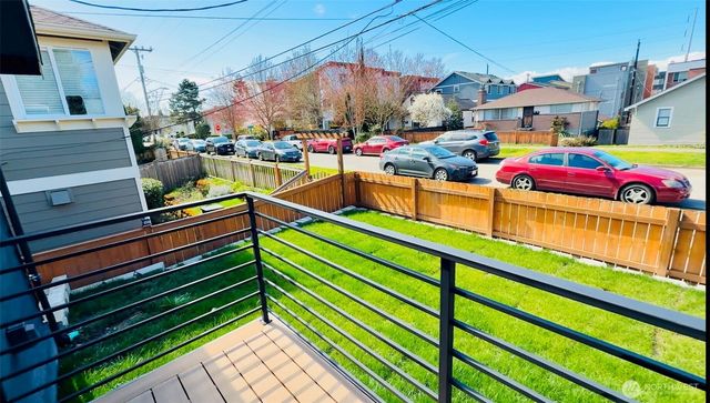 9040 17th Avenue SW, Seattle, WA 98106