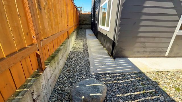 9040 17th Avenue SW, Seattle, WA 98106