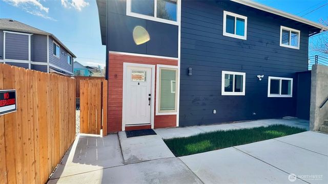 9040 17th Avenue SW, Seattle, WA 98106