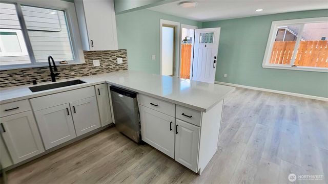 9040 17th Avenue SW, Seattle, WA 98106