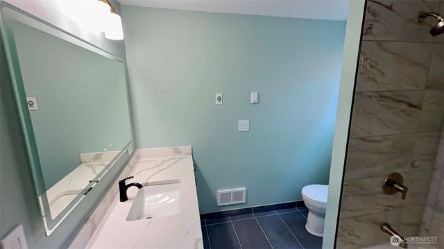 9040 17th Avenue SW, Seattle, WA 98106