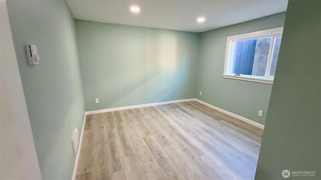 9040 17th Avenue SW, Seattle, WA 98106