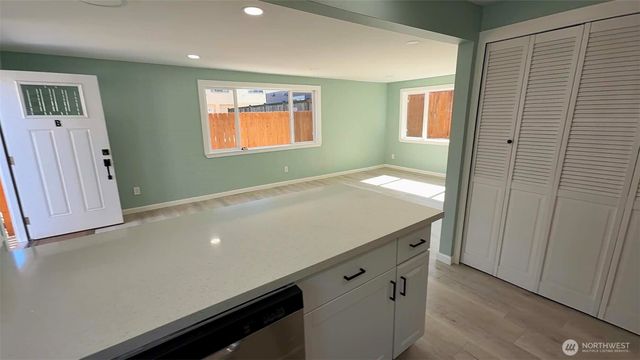 9040 17th Avenue SW, Seattle, WA 98106