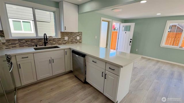 9040 17th Avenue SW, Seattle, WA 98106