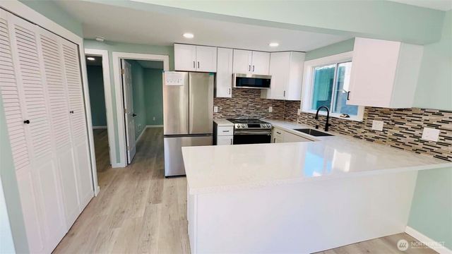 9040 17th Avenue SW, Seattle, WA 98106