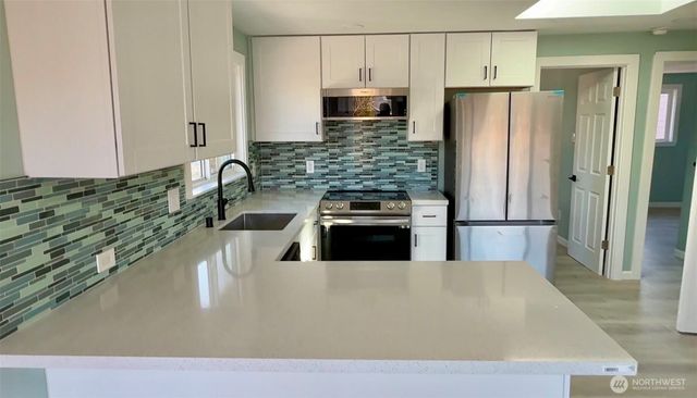 9040 17th Avenue SW, Seattle, WA 98106