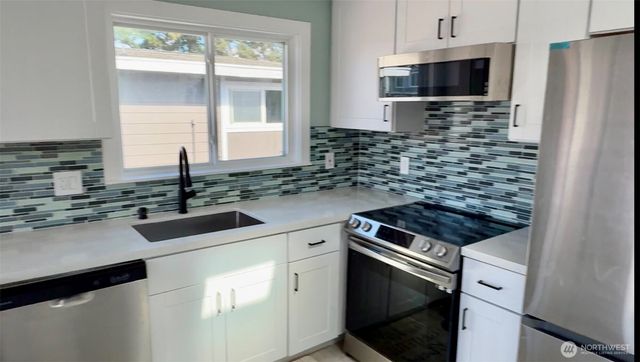 9040 17th Avenue SW, Seattle, WA 98106