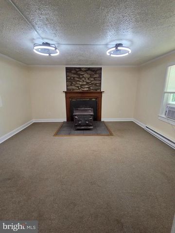 7689 LEEDS MANOR RD, Marshall, VA 20115