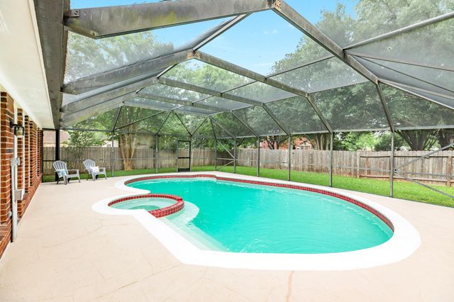 105 Plum Circle, Lake Jackson, TX 77566