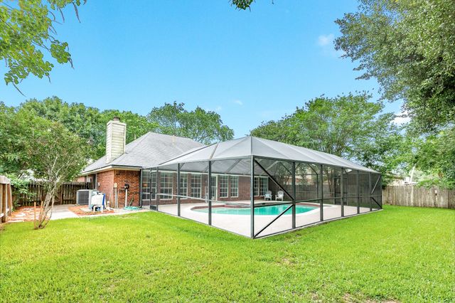 105 Plum Circle, Lake Jackson, TX 77566