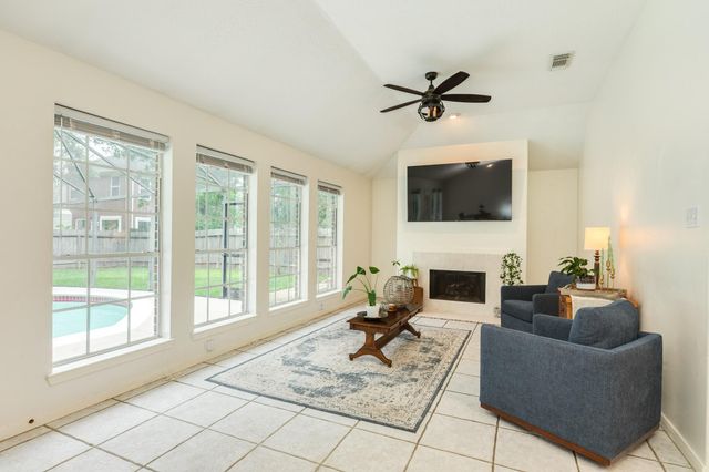 105 Plum Circle, Lake Jackson, TX 77566