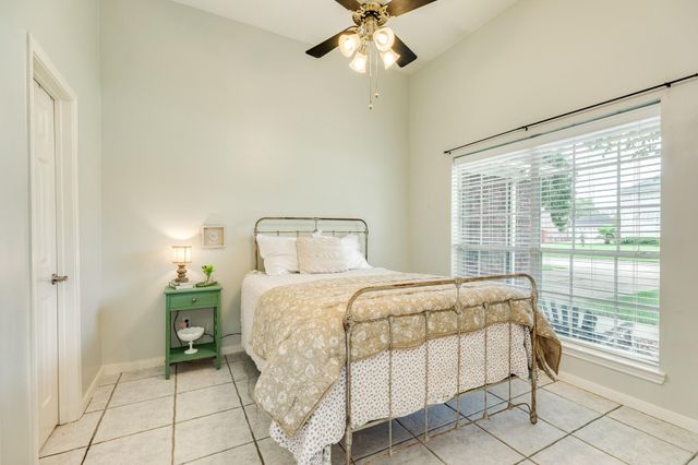 105 Plum Circle, Lake Jackson, TX 77566